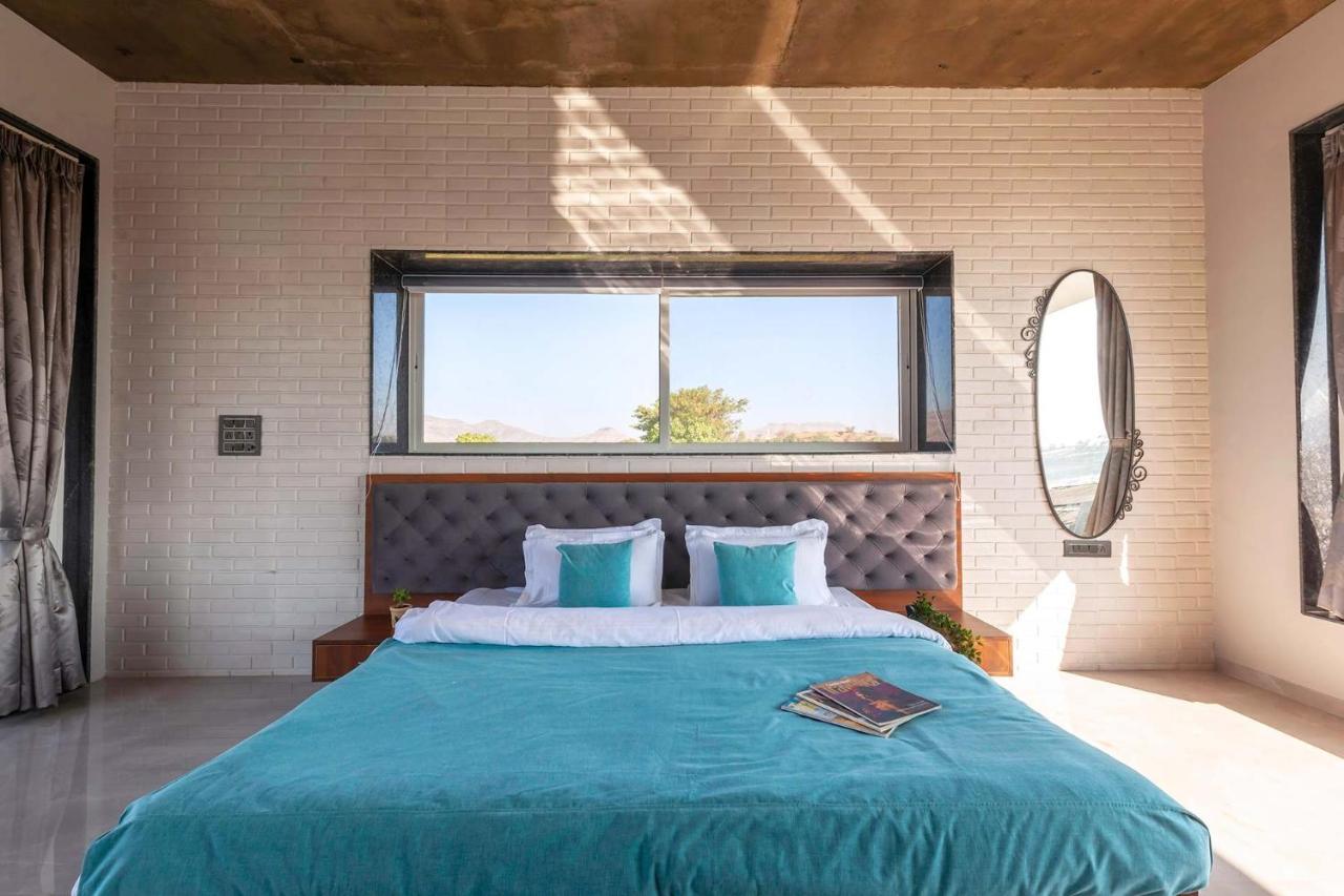 Stayvista'S Bellisimo Panorama - Lakeside Oasis With Infinity Pool, Modern Interiors, Open-To-Sky Bathtub, And Lush Green Lawn ナーシク エクステリア 写真